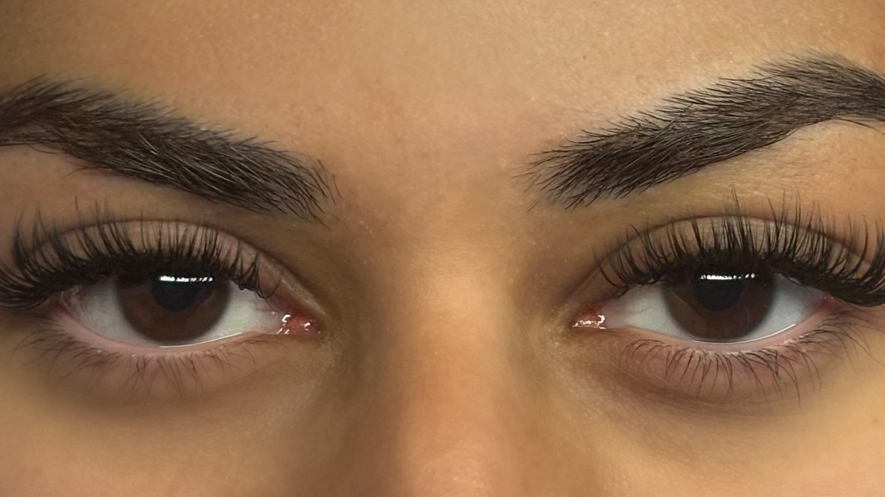 Close-up of a client's eye with lash extensions by Lashout
