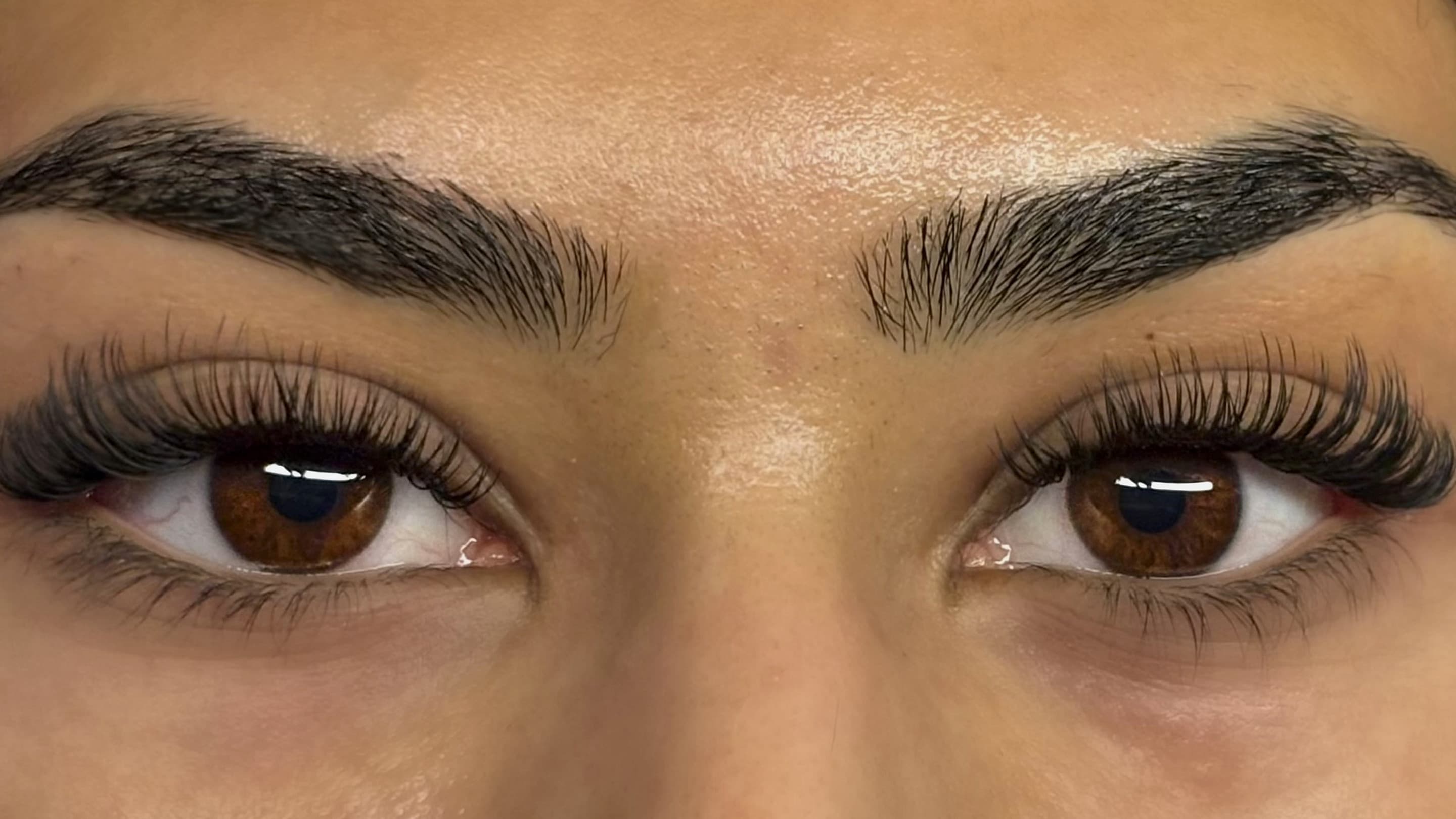 Close-up of a client's eye with lash extensions by Lashout